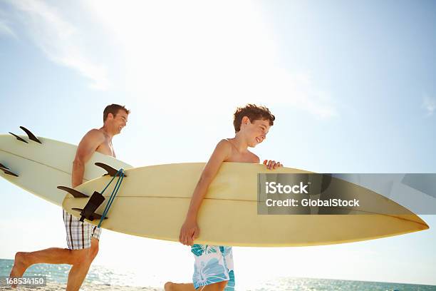 Getting Ready To Surf — стоковые фотографии и другие картинки Бегать - Бегать, Доска для сёрфинга, Отец