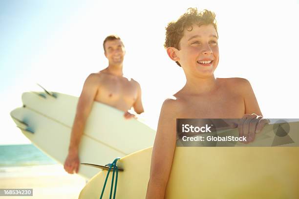 Cute Little Surfista - Fotografias de stock e mais imagens de 30-39 Anos - 30-39 Anos, Adulto, Adulto de idade mediana