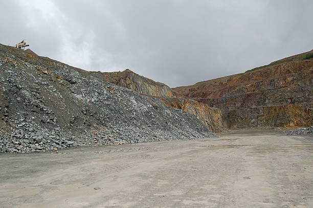 mobile jaw pflanze in open-pit mine - regenstein stock-fotos und bilder