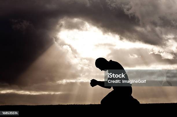 Silhouette Di Preghiera - Fotografie stock e altre immagini di Pregare - Pregare, Inchinarsi, Inginocchiarsi