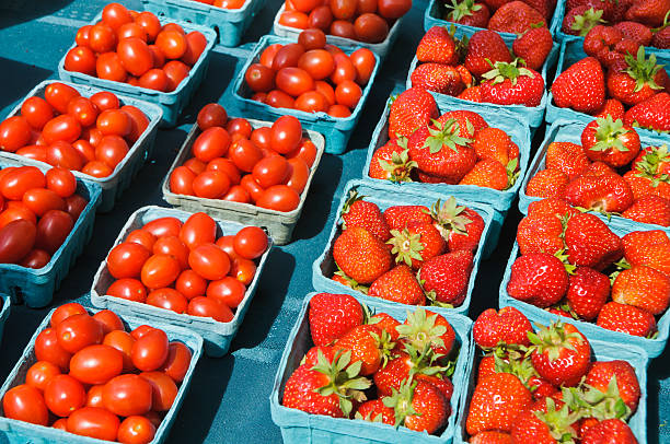 помидоры черри, и очаровател�ьный клубника - strawberry tomato стоковые фото и изображения
