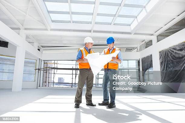 Lassen Sie Uns Den Plan Einzuhalten Stockfoto und mehr Bilder von Ingenieur - Ingenieur, Zusammenarbeit, Baustelle