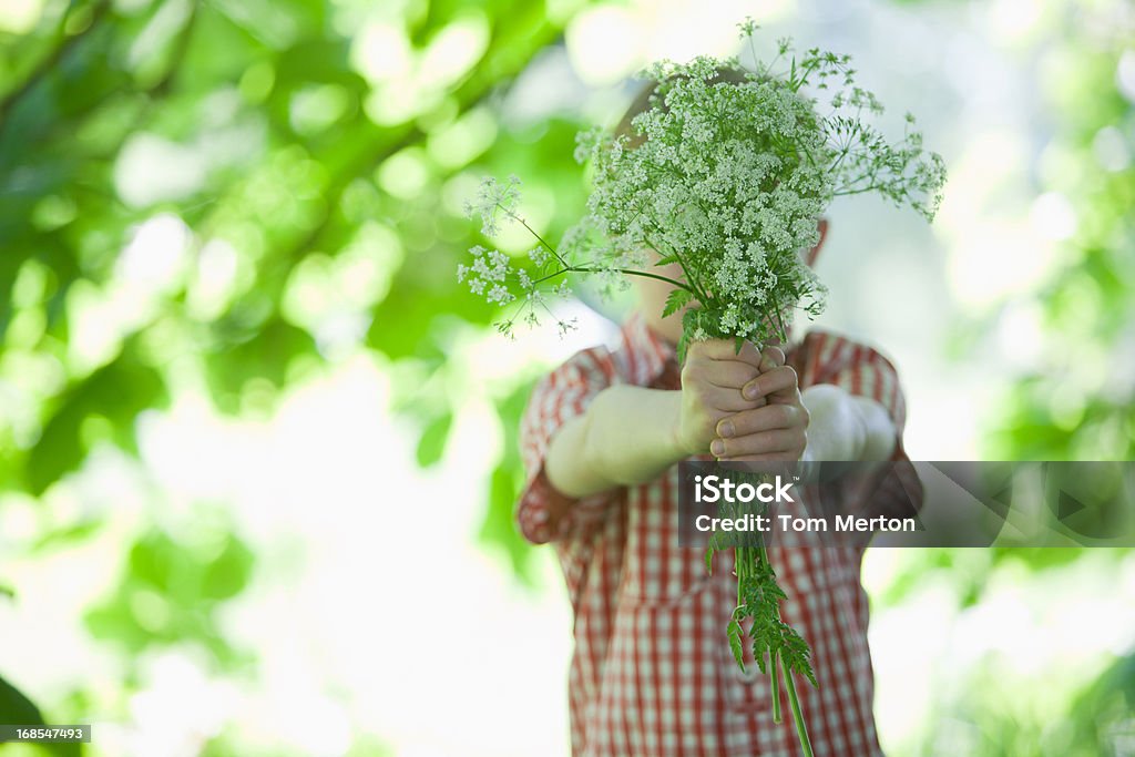 Bambino con bouquet di fiori - Foto stock royalty-free di Bambino