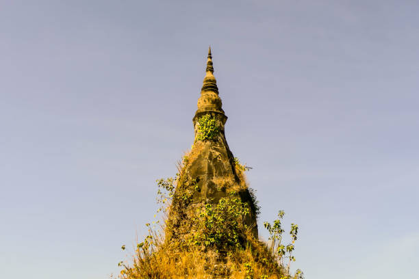 pagoda dorada en tailandia, foto digital como fondo, tomada en luang prabang, laos, asia - laos luang phabang thailand religion fotografías e imágenes de stock