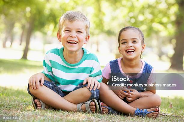 Dwa Dzieci Bawiące Się W Parku Razem - zdjęcia stockowe i więcej obrazów 2-3 lata - 2-3 lata, 4 - 5 lat, Brat