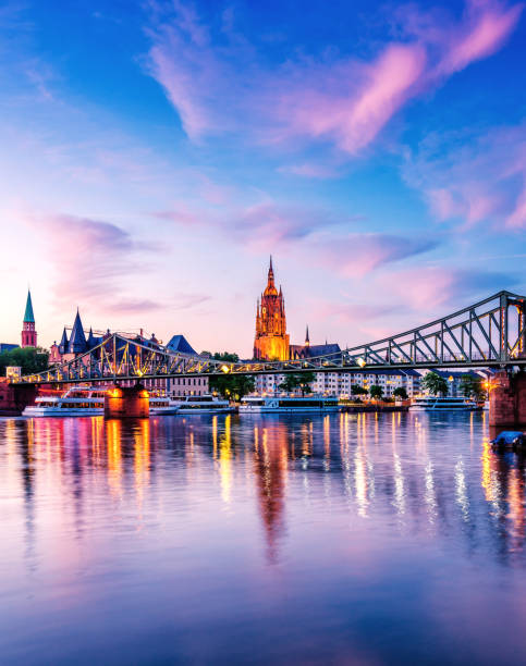 sommer sonnenuntergang über der kathedrale (dom) von frankfurt am main - kleinere sehenswürdigkeit stock-fotos und bilder