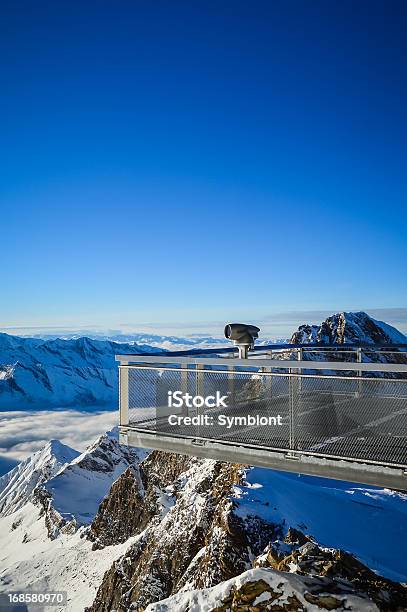 Alpine Vista Sopra Il Precipizio - Fotografie stock e altre immagini di Pericolo - Pericolo, Acciaio, Alpi