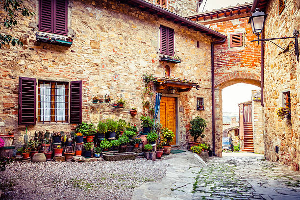 ancien village de la toscane, italie - florence italy ancient past architecture photos et images de collection