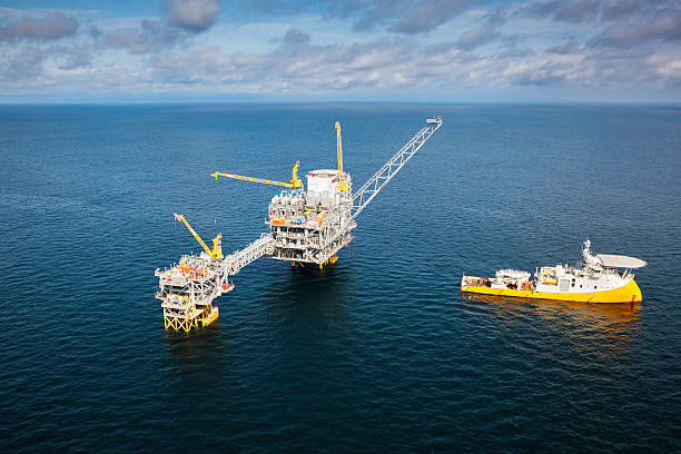 platforma naftowa i wsparcie naczynia. - oil rig oil well natural gas industrial ship zdjęcia i obrazy z banku zdjęć