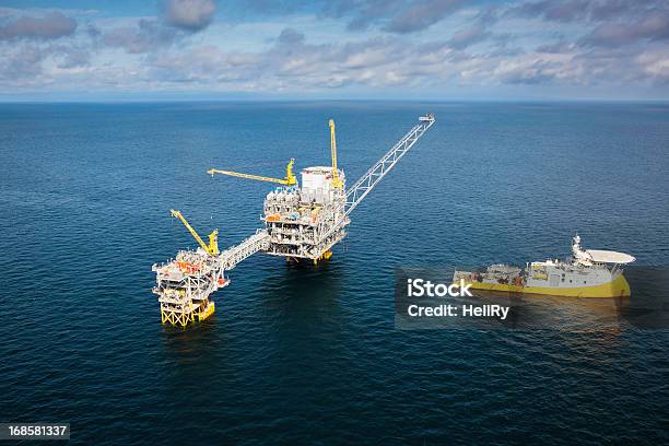 Plataforma Petrolífera E Apoio Do Vaso - Fotografias de stock e mais imagens de Plataforma de alto-mar - Plataforma de alto-mar, Sonda de perfuração, Mar