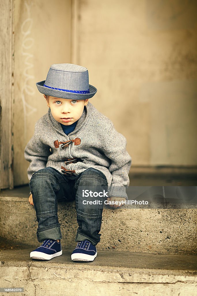 Mały chłopiec na schodach - Zbiór zdjęć royalty-free (2-3 lata)