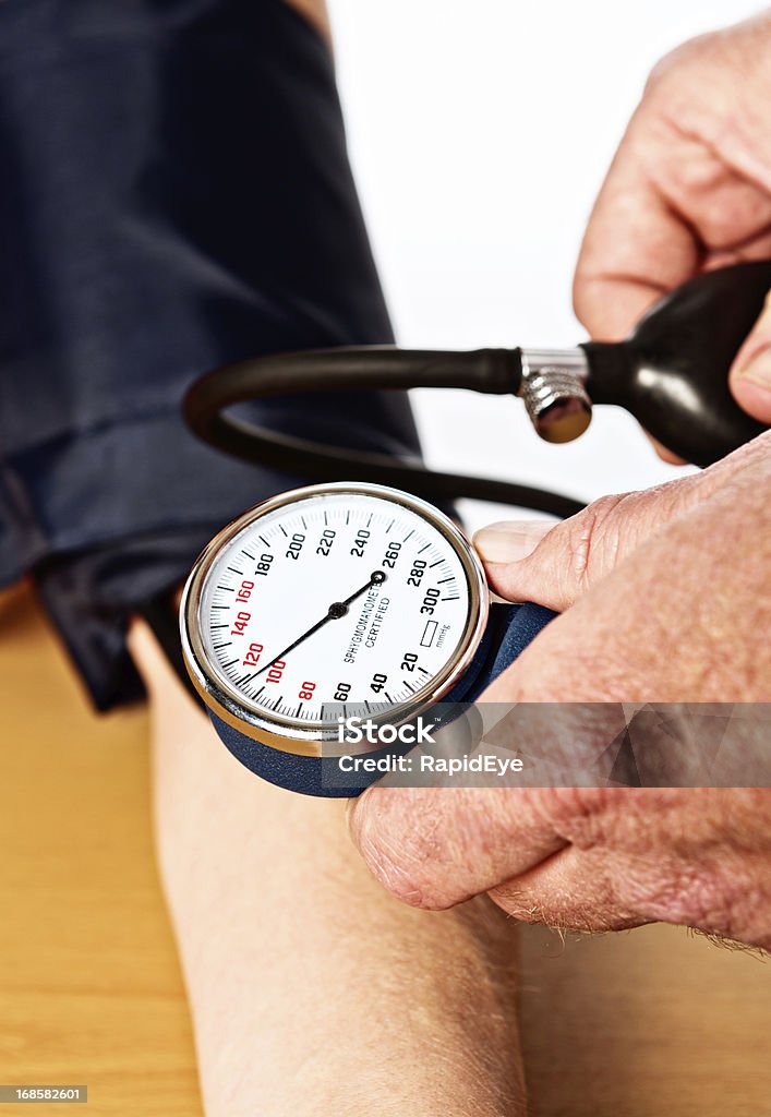 Arzt prüfen den Blutdruck, ist die Bewertung normal - Lizenzfrei Anzeigeinstrument Stock-Foto