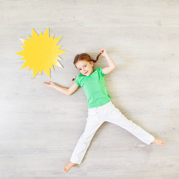 dziecko prezentując słonecznej pogody. - smiling single object photography orange zdjęcia i obrazy z banku zdjęć