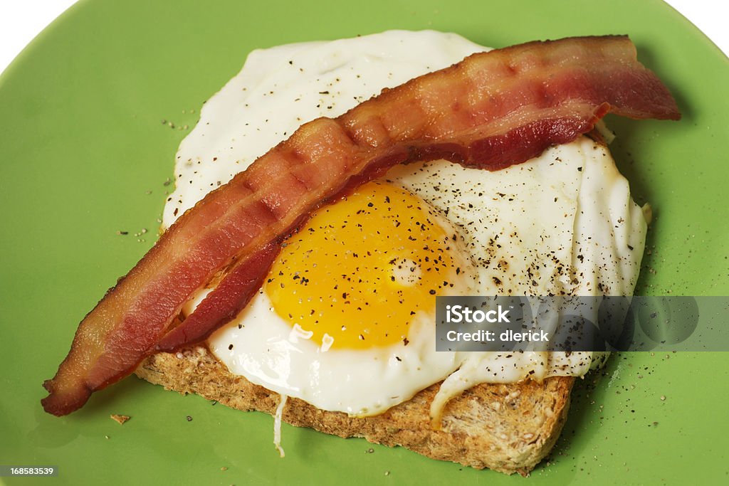 Huevo frito con tostadas y tocino - Foto de stock de Aderezo libre de derechos