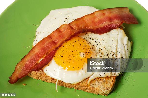 Huevo Frito Con Tostadas Y Tocino Foto de stock y más banco de imágenes de Aderezo - Aderezo, Alimento, Comida básica