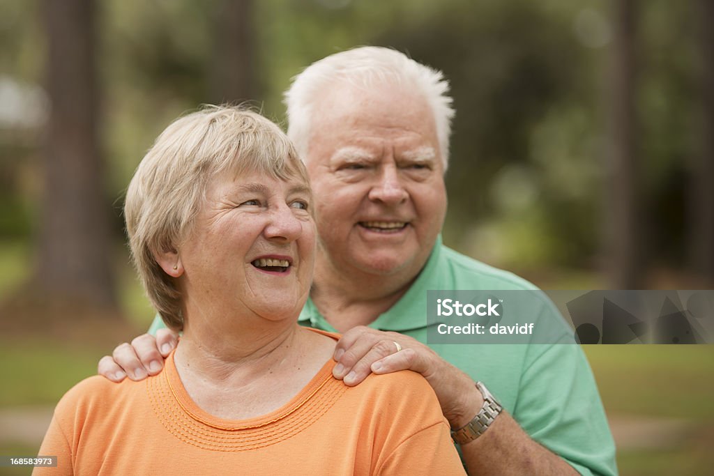 Sonriente pareja Senior - Foto de stock de 60-69 años libre de derechos