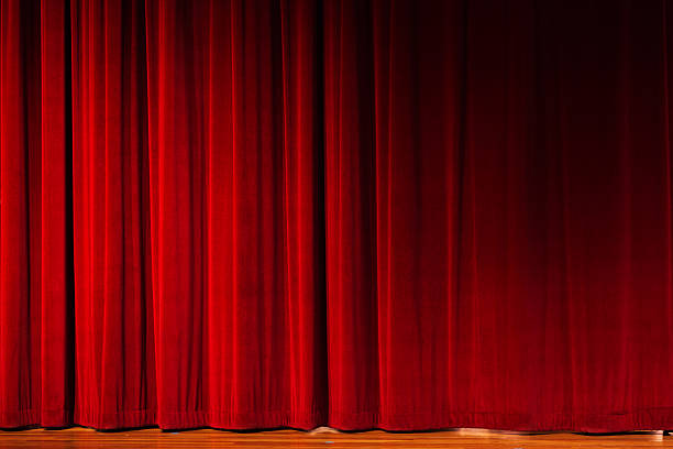 fechado cortinas vermelhas do teatro de palco - curtain velvet red stage - fotografias e filmes do acervo