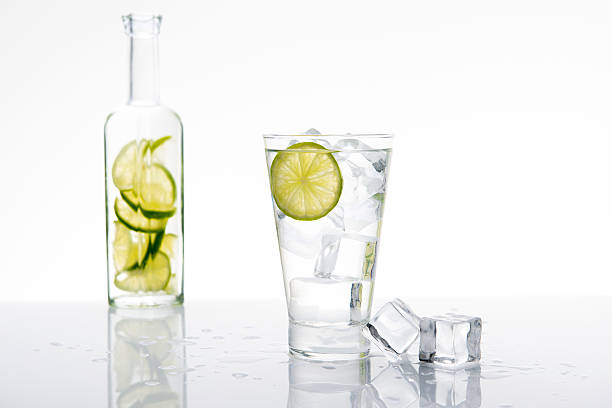 limonata con limone e ghiaccio - water glass isolated condensation foto e immagini stock