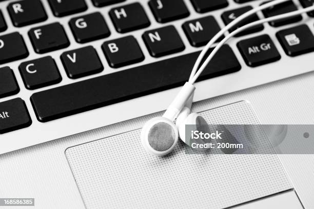 Descargas De Música Y Audio Podcasting Foto de stock y más banco de imágenes de Auriculares - Equipo de música - Auriculares - Equipo de música, Auriculares intrauditivos, Blanco - Color