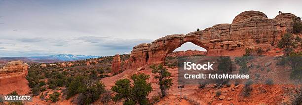Broken Arco Parque Nacional De Arches Moab Utah Eua - Fotografias de stock e mais imagens de Ao Ar Livre