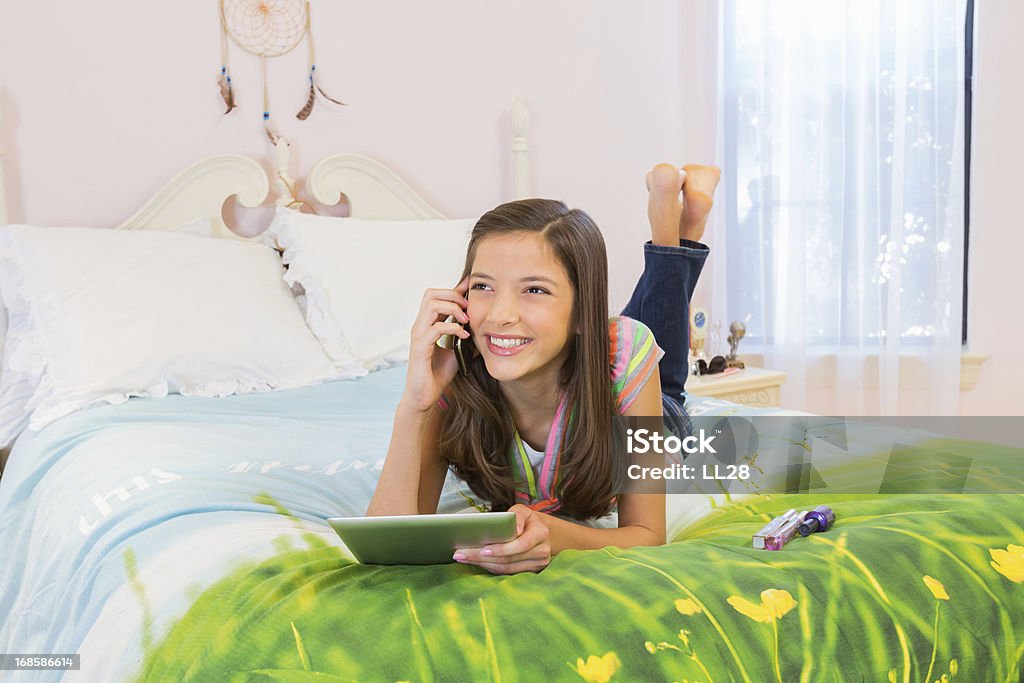 행복함 여자아이 사용하여 휴대폰과 디지털 태블릿 - 로열티 프리 14-15 살 스톡 사진