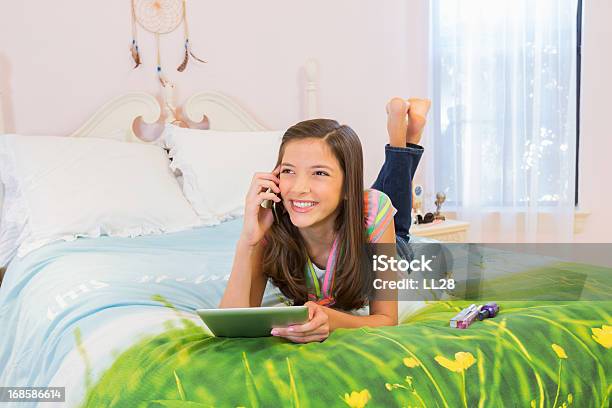 Foto de Menina Feliz Usando Telefone Celular E Tablet Digital e mais fotos de stock de 14-15 Anos