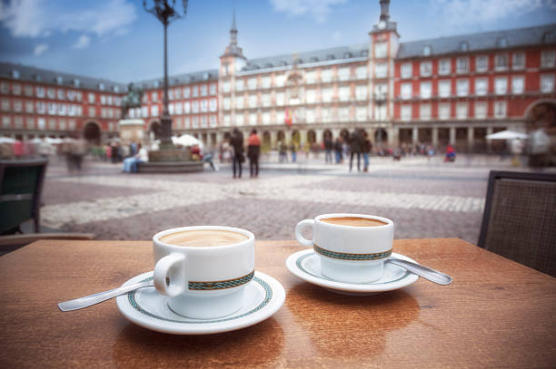 madrid: café em plaza mayor - plaza mayor imagens e fotografias de stock