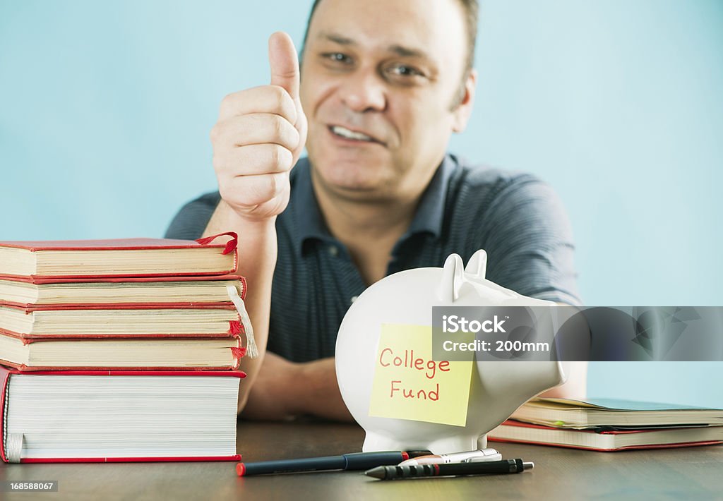 Raccolta di fondi per suo bambino college - Foto stock royalty-free di Prestito per studenti