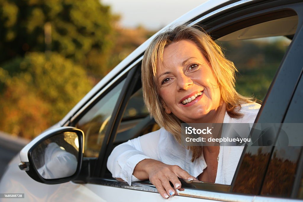 Feliz mujer madura en su coche - Foto de stock de Conducir libre de derechos