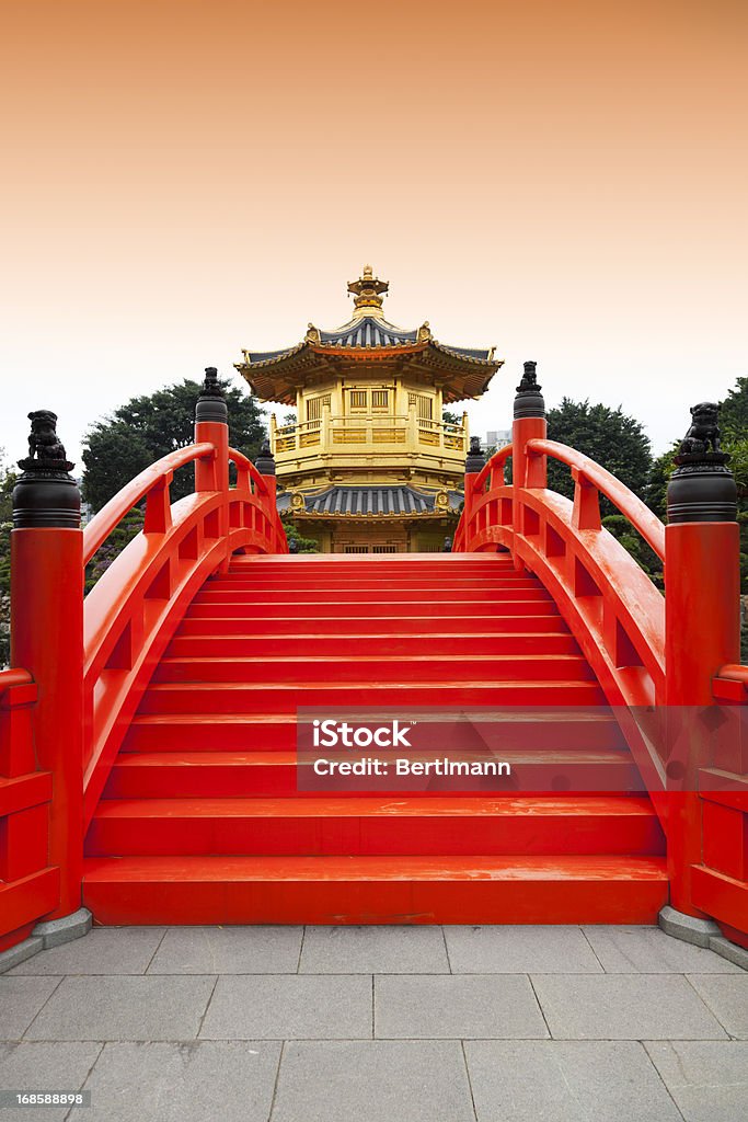 Golden pavilion en chino nunnery - Foto de stock de Hong Kong libre de derechos