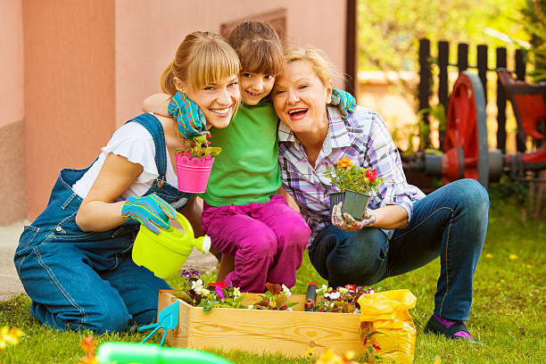 familia alegre jardinería juntos al aire libre - family grandmother multi generation family nature fotografías e imágenes de stock