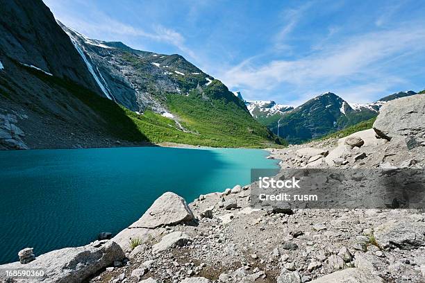 Glaciar Briksdal Lago Noruega Foto de stock y más banco de imágenes de Agua del grifo - Agua del grifo, Azul, Escena no urbana