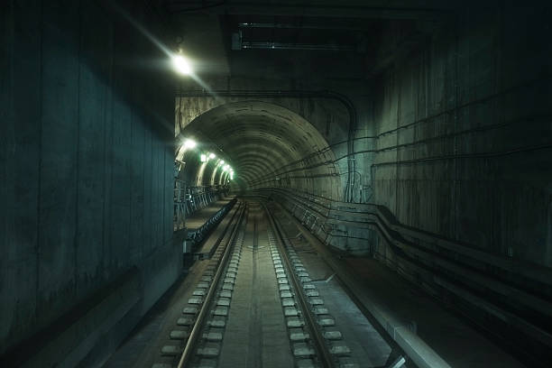 un túnel subterráneo - train tunnel fotografías e imágenes de stock