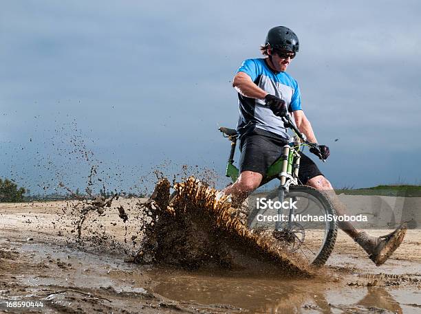 Muddymountainbiker Stockfoto und mehr Bilder von Schlamm - Schlamm, Spritzendes Wasser, Mountainbiking