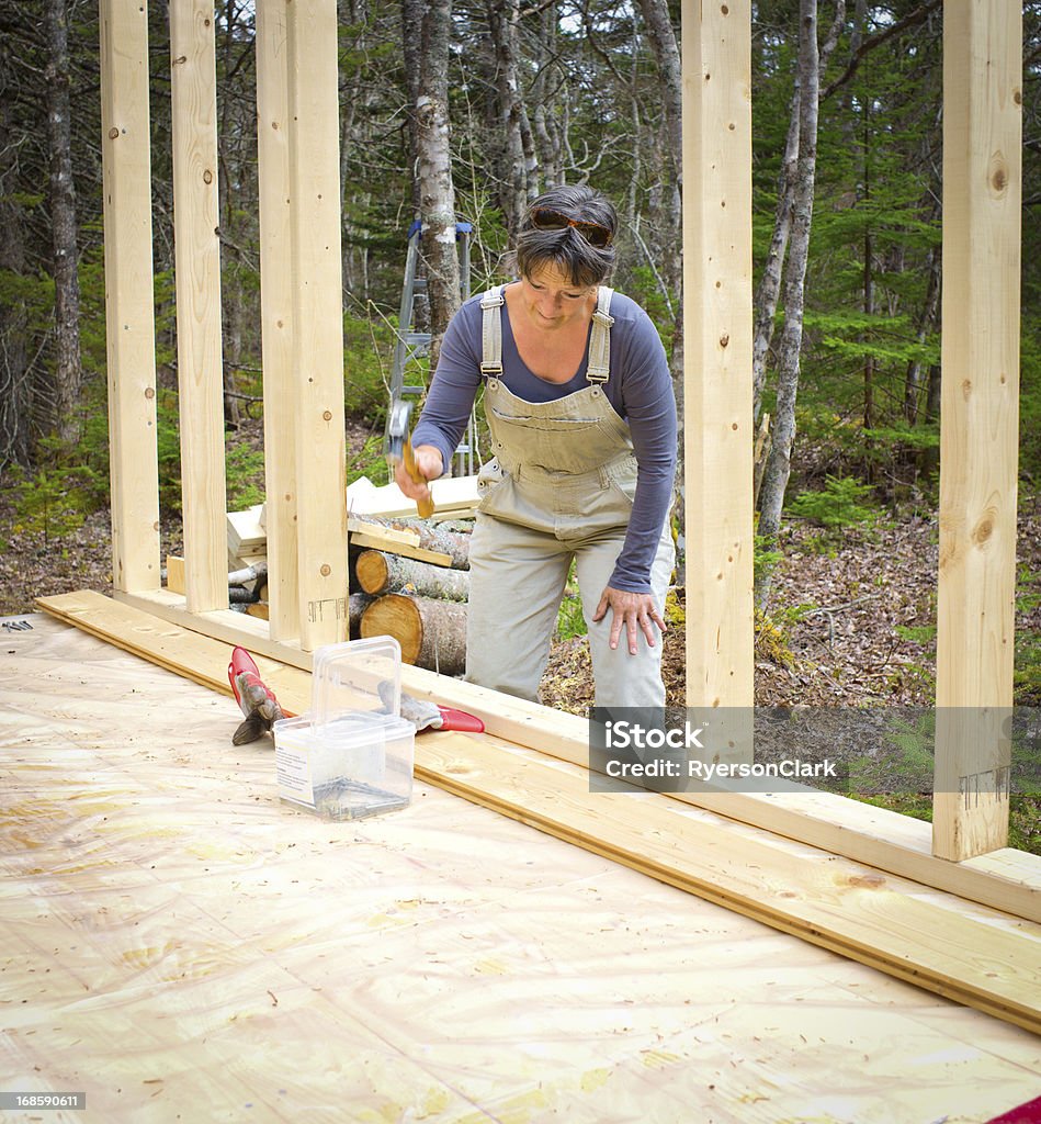 Senior Frau, um Ihren Traum Cottage in Nova Scotia, Kanada. - Lizenzfrei Bauen Stock-Foto