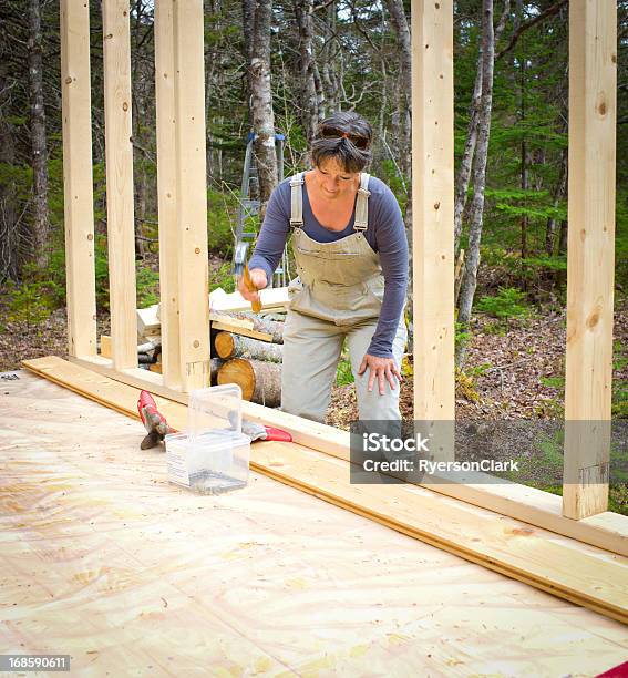 Senior Frau Um Ihren Traum Cottage In Nova Scotia Kanada Stockfoto und mehr Bilder von Bauen
