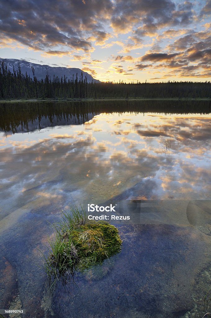 Paesaggio di montagna al crepuscolo con riflessione nel lago Rokies, Canada - Foto stock royalty-free di Acqua