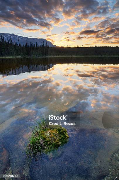Paesaggio Di Montagna Al Crepuscolo Con Riflessione Nel Lago Rokies Canada - Fotografie stock e altre immagini di Acqua