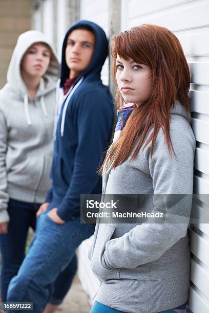 Bande Von Jugendlichen Hängen In Städtische Umwelt Stockfoto und mehr Bilder von Bande - Bande, Weiblicher Teenager, Arbeitslosigkeit