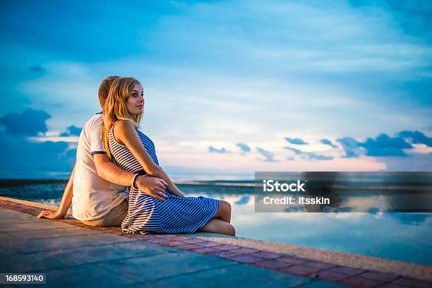 Coppia Romantica Guardando Il Tramonto - Fotografie stock e altre immagini di Nube - Nube, Panorama di nuvole, Relazione di coppia