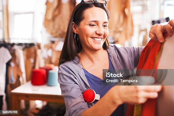Trabalhar No Manequim Em Pequenas Empresas - Fotografias de stock e mais imagens de Pequenas Empresas - Pequenas Empresas, Só Mulheres, Formal