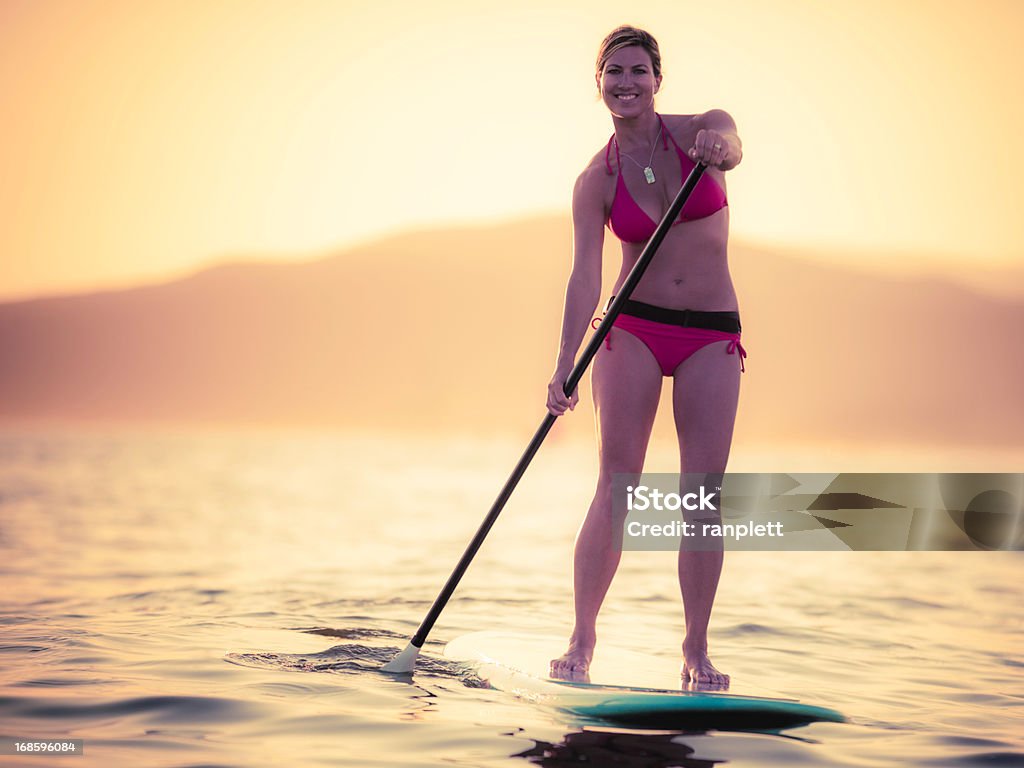 Stawianym Paddleboarding - Zbiór zdjęć royalty-free (Aktywny tryb życia)