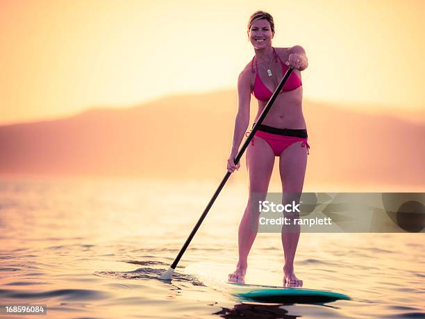 Stawianym Paddleboarding - zdjęcia stockowe i więcej obrazów Aktywny tryb życia - Aktywny tryb życia, Angielska Zatoka, Bikini