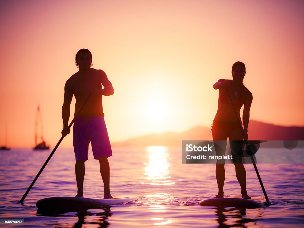 Silhueta de casal em pranchas de stand-up paddle - Foto de stock de Adulto royalty-free