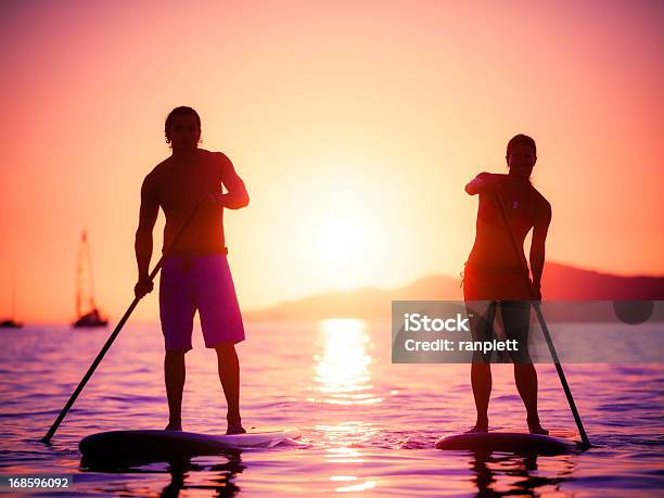 Silhueta De Casal Do Standup Paddle Quadros - Fotografias de stock e mais imagens de Adulto - Adulto, Ao Ar Livre, Atividade Física