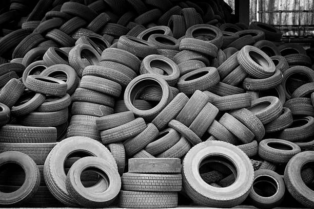 antiguo tires de coches usados - tire old rubber heap fotografías e imágenes de stock