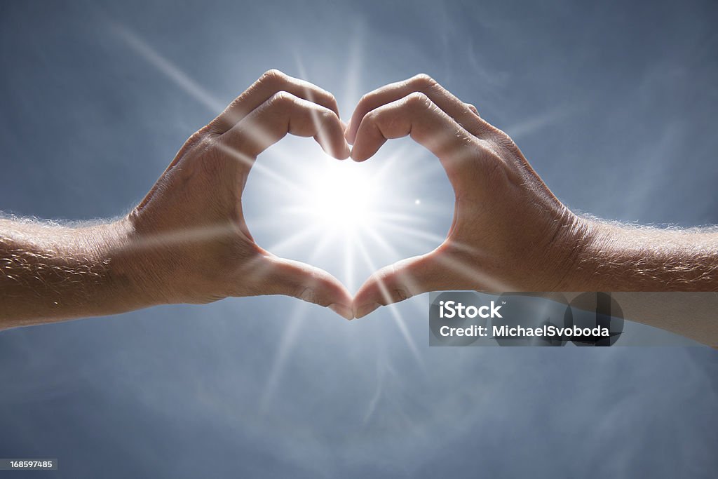 En forme de cœur, mains en l'air - Photo de Coeur - Symbole d'une idée libre de droits