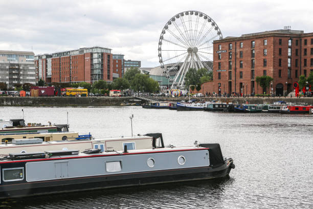 barcos por el royal albert dock and wheel of liverpool, una de las atracciones turísticas más visitadas del noroeste de inglaterra, liverpool - merseyside fotografías e imágenes de stock