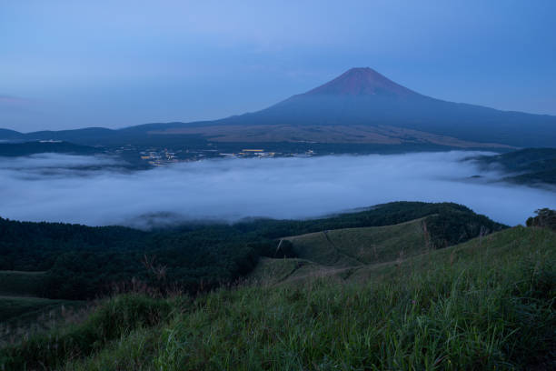 istock Sea of clouds and Mt. Fuji before dawn 1686105119
