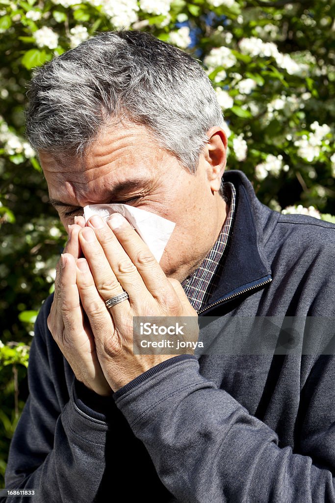 close-up do Homem soprando seu nariz - Foto de stock de 50-54 anos royalty-free